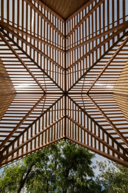 Filigránska drevená konštrukcia zastrešenia terasy vytvára výnimočný a obzvlášť elegantný detail kontrastujúci s kompaktným výrazom zvyšných častí stavby.