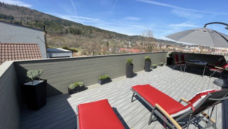 Dokonalý vzhľad, odolný materiál: Nový rodinný dom má terasu aj obloženie zábradlia z kompozitného dreva Terafest