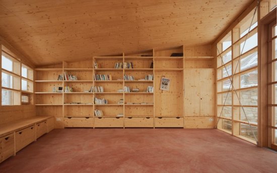 Altán Mestskej knižnice vo Vamberku má tvar nepravidelného štvoruholníku. Konštrukcia altánu je tvorená sklom a drevom. Zdroj: Peter Fabo