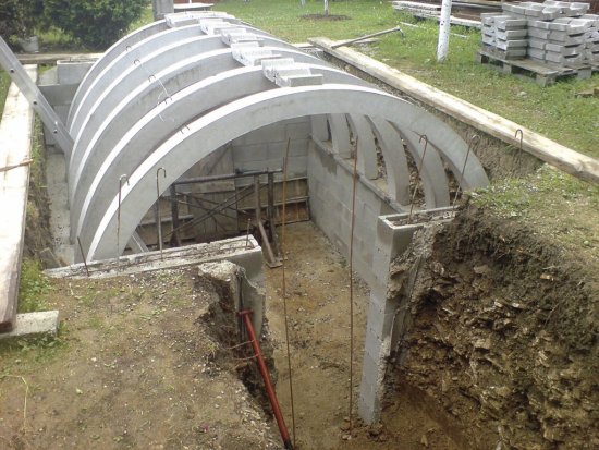 U mokrej pivnice sa obvodové steny zakladajú na základové pásy.