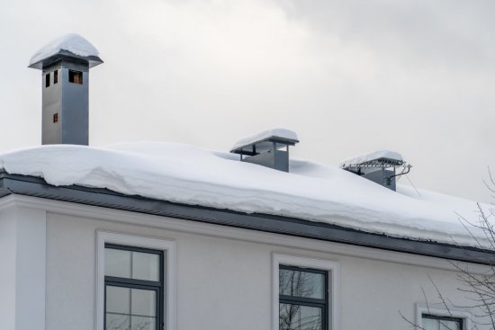 Sneh nevyžaruje tepelné žiarenie, teda neprechladá pod teplotu vzduchu. Počas jasného dňa biela snehová pokrývka strechy naopak odráža slnečné lúče, ktoré potom nemôžu prispieť ako tepelný zisk domu. Foto: sommthink