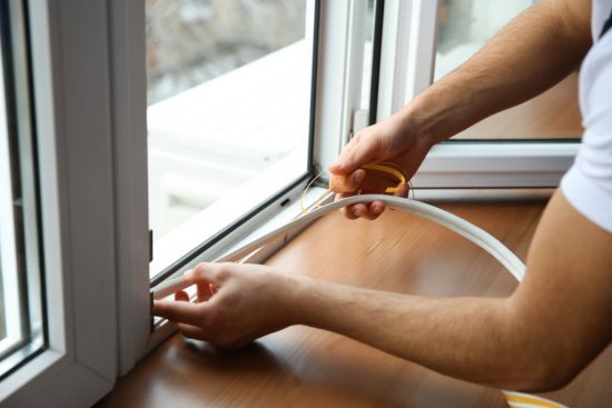 Kvalitné tesnenie môže teplotu v izbe zvýšiť  až o 2 °C. Proti prúdeniu studeného vzduchu pomôžu tiež podušky, rôzne okenné zábrany aj hrubšie závesy.  Zdroj: Pixel-Shot