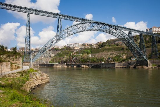 Jednooblúkový železničný most Ponte Maria Pia v portugalskom Ponte. Foto: Artur Bogacki