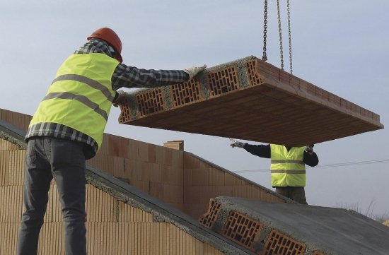 Keramobetónové panely sa pokladajú na štítové steny, prípadne na vnútorné priečne steny. 