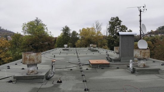 Na mnohých domoch stále nájdeme pôvodné ventilátory či pasívne mriežky.  