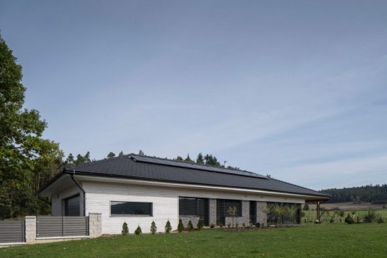 Pei umiesťovaní panelov na strechu je dôležitá správna orientácia a sklon a vyhýbanie sa zatieneným miestam. (Foto: Rodinný dom Putim, architekt Lukáš Pejsar)