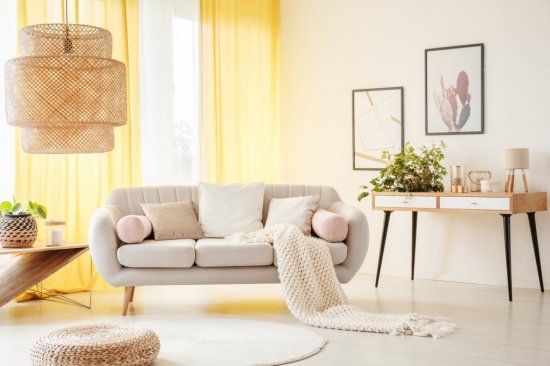 Vanilkovo žltú využívajú dizajnéri k doplneniu pocitu tepla. Veľmi obľúbené sú hlavne kombinácie s drevenými dekormi.  (foto: Ground Picture, Shutterstock)
