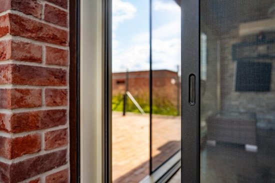 Otvorte okná a dvere a užite si bzukot v záhrade. Pred vniknutím hmyzu do interiéru vás spoľahlivo ochráni okenná a dverná sieť. Foto: BUILDING Shutter Systems