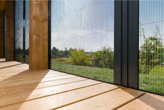 Dnešné moderné dverné sieťky sú minimalistické a nijako nenarúšajú výhľad von. Zdroj: BUILDING Shutter Systems 