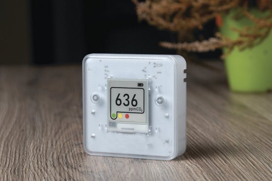 Ak je niekde vydýchaný vzduch, merač CO2 automaticky spustí alarm, ktorý je pokynom k vetraniu. Foto: Zigmar Stein