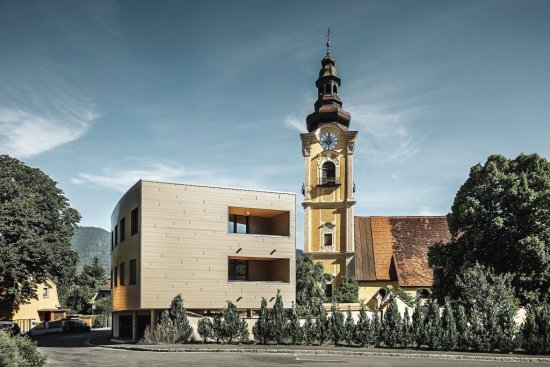 Študentský internát Collegium Jacobinum má masívnu drevenú konštrukciu uloženú na železobetónovom prízemnom pôdoryse.  