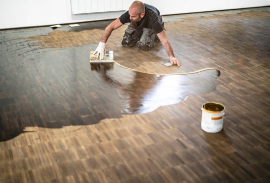 Ošetrenie olejom je vhodné hlavne pre podlahy tvorené mäkkým drevom. Foto: Anselm Kempf, Shutterstock
