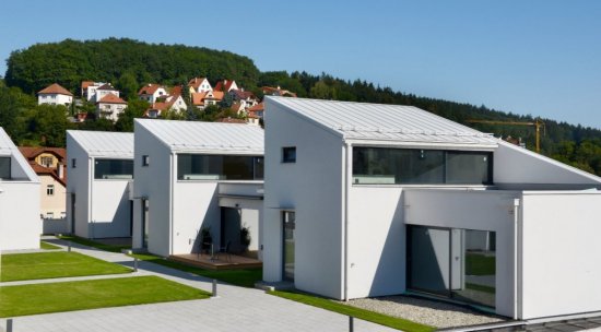 Domy s bielou krytinou sa vo vnútri toľko neprehrievajú, čo prináša pobytové, ekonomické a ekologické výhody. (zdroj: www.lindabstrechy.cz)