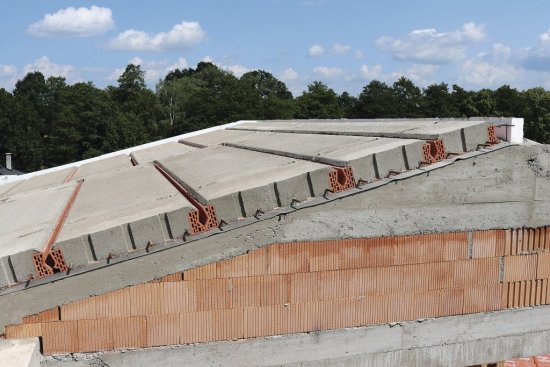 Obr. 1 – PANELY HELUZ sa dajú použiť aj pre konštrukciu šikmej strechy.