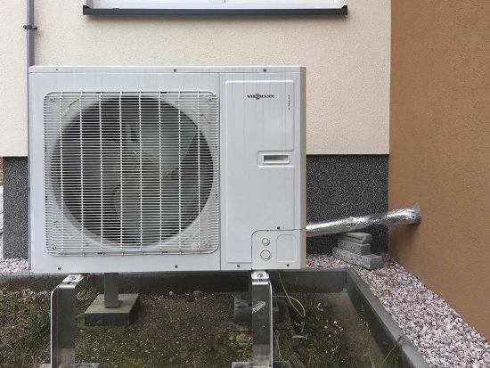 Vonkajšia jednotka tepelného čerpadla Vitocal 100-S typ 101.B08. Vyššie výkonové rady majú už 2 ventilátory nad sebou. Foto: Helena Hejhálková