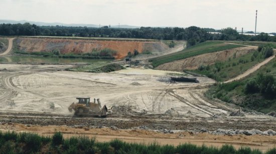 Pri ťažbe hliny sa využíva aj ťažká technika. Pozornému oku neunikne ani nákladný automobil TATRA v pozadí. (foto HELUZ)