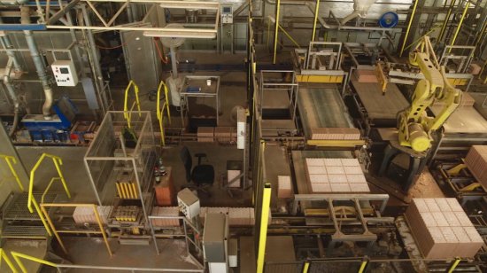 Výroba tehál je v Helvíne II plne automatická. Vpravo robot na plnenie tehál polystyrénovými gulôčkami. (foto HELUZ)