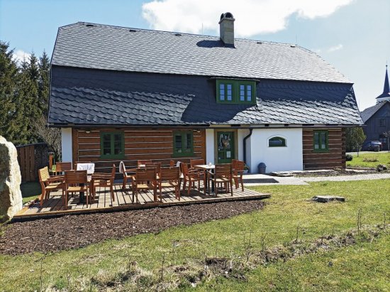 Zrubový dom, alebo český výraz roubení sa v zásade vykonáva kladením neopracovaných kmeňov alebo hranených či polohranených trámov na seba vo vodorovnom smere, čím sa vytvára nosná stena. V jarných a letných mesiacoch je k dispozícii terasa. 