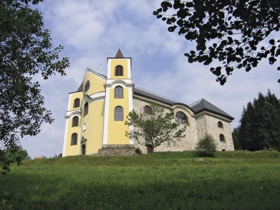 Mnoho turistov mieri do blízkeho Neratova, ktorého dominantou je kostol Nanebovzatia Panny Márie s originálnou presklenou strechou. Foto: Jik jik, Wimimedia, CC BY-SA 4.0