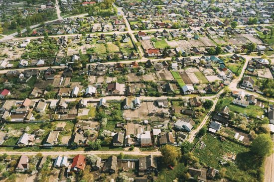 S orientáciou objektu a jeho lokalizáciou na pozemku vám pomôže napríklad letecká mapa. Foto: Grisha Bruev