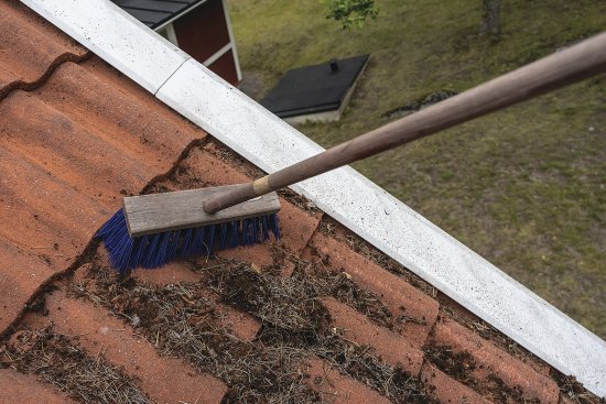 Aj strešné žľaby pravidelne kontrolujte a čistite, aby bol zaistený správny odtok vody zo strechy. Foto: Skorzeviak, shutterstock