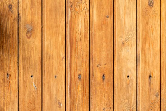 Pred každou úpravou dreva je dôležité poriadne očistiť povrch a mastné plochy. Foto: kzww, shutterstock