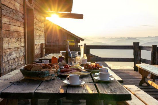 Ak drevené povrchy vykazujú známky poškodenia bude potrebné ich ošetriť. Zdroj: shutterstock