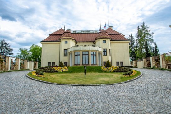 Vila prvého československého predsedu vlády Karla Kramára tvorí neprehliadnuteľnú dominantu letenskej panorámy. Zdroj: Petr Svoboda, Shutterstock
