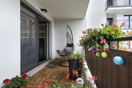 Súčasťou balkónov sú často aj rastliny, preto je potrebné zvážiť, či budú kvetináče pripevnené na zábradlí alebo či na podlahe. Foto: Cinematographer, Shutterstock