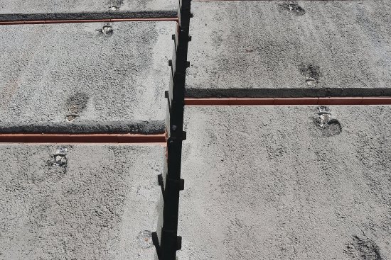 Na stavbe sa betón používa iba na zaliatie styčných zámkov medzi panelmi a prípadne na stužujúci veniec. 