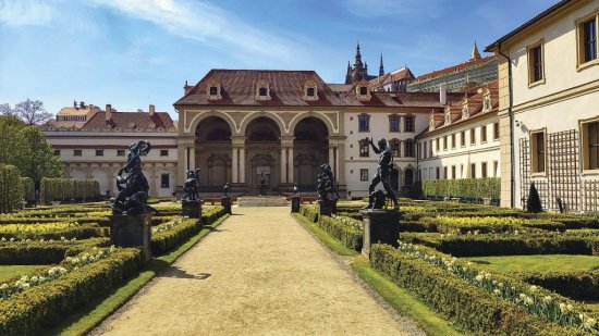 Medzi najvýznamnejšie diela českého raného baroka patrí Valdštejnská záhrada. Na prvý pohľad upätá trojosá kolosálna stavba – tzv. sala terrena, ktorá nemala vo svojej dobe obdoby. Foto: Irena Socratous, Shutterstock