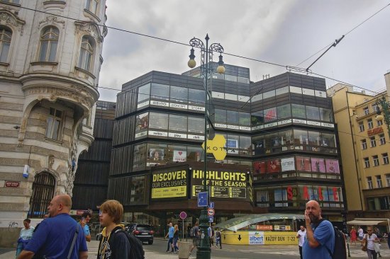 Brutalizmus patrí k najkontroverznejším štýlom. Medzi najvýznamnejšie doposiaľ stojace brutalistné budovy v Čechách patrí OD Kotva (na fotografii) a pražský Hotel InterContinental, ktorý aktuálne prechádza rozsiahlou rekonštrukciou. Foto: islavicek, Shutterstock