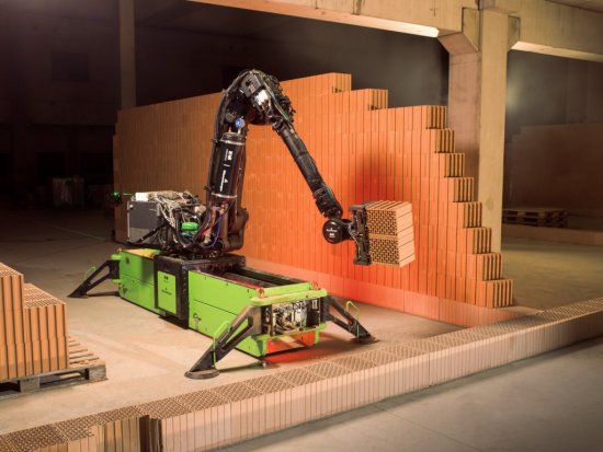 Murovací robot od Wienerbergeru zvládne za hodinu postaviť až 10 štvorcových metrov muriva. 
