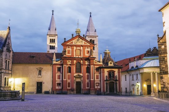 Za typickú románsku stavbu je možné považovať Baziliku sv. Jiřího, ktorej biele veže z opukových kvádrov zasahujú do siluety Pražského hradu. Aj jej  interiér je románsky, strohý a monumentálny. Foto: dimbar76, Shutterstock
