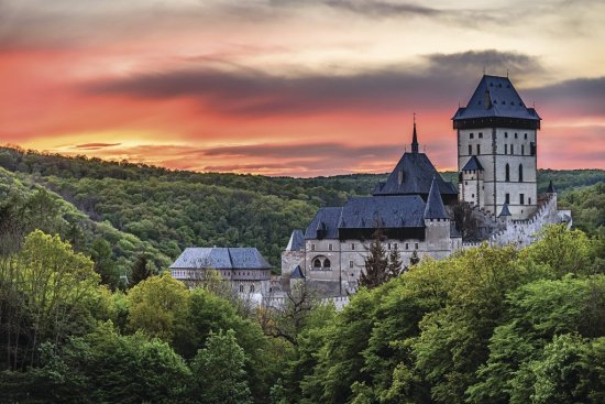 Ku gotickému slohu zaraďujeme Katedrálu sv. Víta v Prahe, Chrám sv. Barbory v Kutnej hore a Karlštejn (na fotografii). Foto: Ondrej Bucek, Shutterstock
