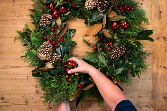 Z pokladov lesa môžete tiež vytvoriť originálne vence, či už tie adventné na stôl, alebo na vchodové dvere. Zdroj: Daniel DeLucia, shutterstock