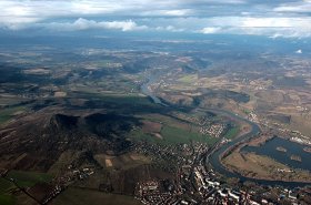 Najväčší lanový most v Česku preklenul Labe, vzniká v Pardubiciach