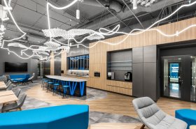Nadčasový, dynamický a otvorený priestor kancelárii Atlas Copco v Brne
