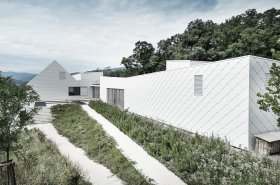 Archetypálny objekt školy a družiny so šupinatou fasádou