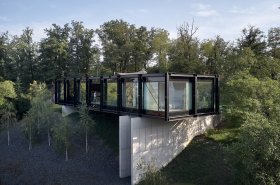 Vila Sidonius. Nekonvenčný rodinný dom pripomínajúci oceľovú lávku