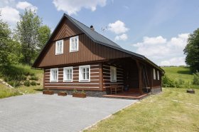 Tehlová stavba so vzhľadom tzv. roubenky - drevenice