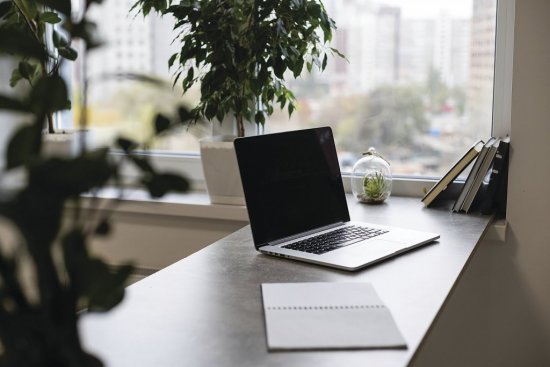 Pracovný kút je možné zariadiť aj v garzónke. Stôl si môžete vytvoriť napríklad z nevyužitých širokých parapetov. Zdroj: Andrew Angelov, Shutterstock
