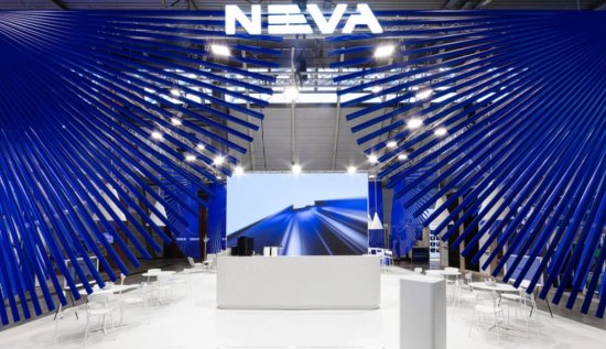 Stánok spoločnosti NEVA navrhlo renomované štúdio VRTIŠKA & ŽÁK. Firma tu predstavila aj novinku – podomietkovú screenovú roletu. Zdroj: NEVA
