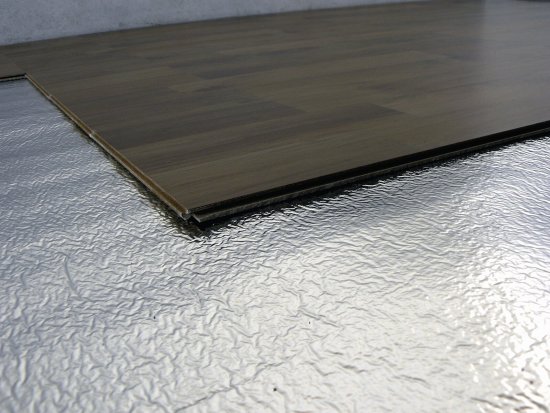 Využitie fólie SUNFLEX Foam je veľmi široké. Na fotke je aplikácia pod plávajúcu podlahu.