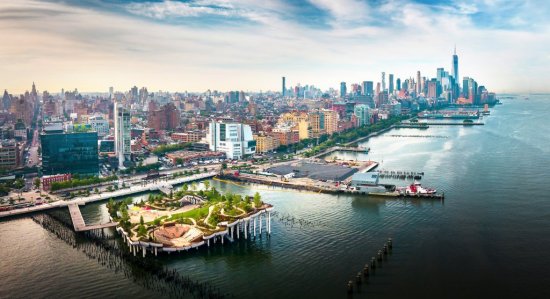 New York nezostáva pozadu ani s futuristickými projektmi: Pred 2 rokmi vyrástol na rieke Hudson umelý ostrov s názvom Little Island. Navrhlo ho slávne britské Heatherwick Studio.Zdroj: Creative Family, Shutterstock