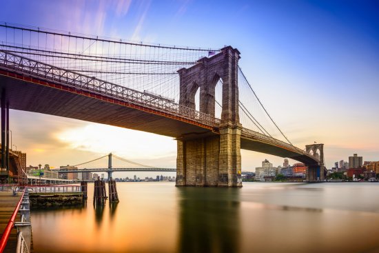 Brooklyn Bridge bol v čase svojho dokončenia so svojimi 1 825 metrami najdlhším mostom na svete. Prechádzka po ňom stojí za to najmä vo večerných hodinách, kedy sa rozsvecujú mrakodrapy na Manhattane. 5 Zdroj: Sean Pavone, shutterstock