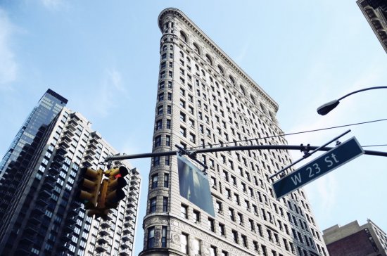 K známym velikánom patrí aj secesný Flatiron Building. Jeho extravagantným tvarom chceli autori šokovať, čo sa im podarilo: Mnoho ľudí sa obávalo, že trojuholníkový tvar budovy v kombinácii s výškou spôsobí pád. Zdroj: MarrySav, Shutterstock