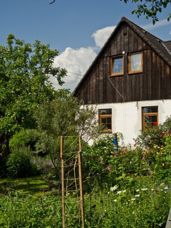 Dlho pozorujte, na tom základe postavte dom a pamätajte, dôležité je situovať ho na okraj pozemku, aby prím hrala záhrada a prírodné kolobehy v nej. Autor: Casmaria, Shutterstock