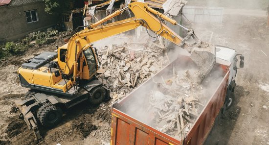 Rozmýšľate, či kúpite pozemok so stavbou na zbúranie? Náklady na demoláciu a odvoz stavebnej sute sú tiež veľmi vysoké, môžu presiahnuť aj sumu 40 tisíc Eur. Zdroj: DedMytyay, shutterstock