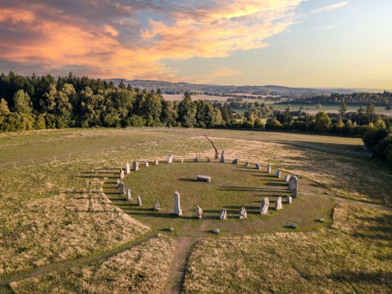 Za Stonehenge nemusíte až do Anglicka. Novodobá replika megalitickej stavby stojí v blízkosti Resortu Svätá Kateřina – autorom kamenného kruhu druidov je Ing. Pavel Kozák, psychotronik a uznávaný český odborník v odbore energie krajiny. Zdroj: Resort Svatá Kateřina, www.katerinaresort.cz